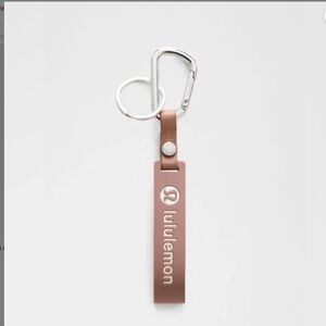 NWT LULULEMON SILICONE KEYCHAIN LIVE IN THE MOMENT
Spiced Chai/Light Ivory